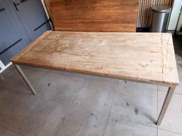 Robuuste houten tafel met metalen onderstel