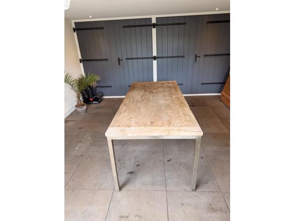 Robuuste houten tafel met metalen onderstel