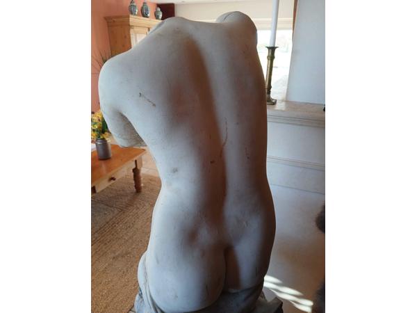 buste zonder hoofd torso vrouw borstbeeld beeld beton