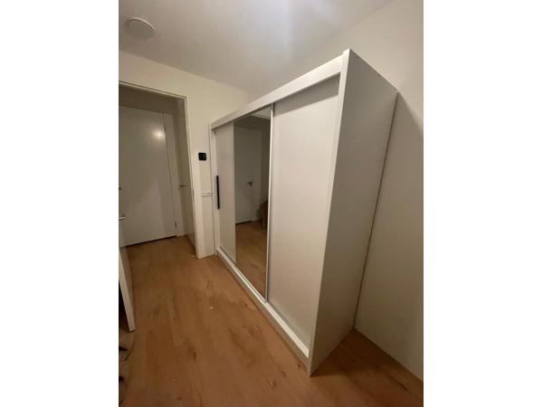 Witte kledingkast met schuifdeuren
