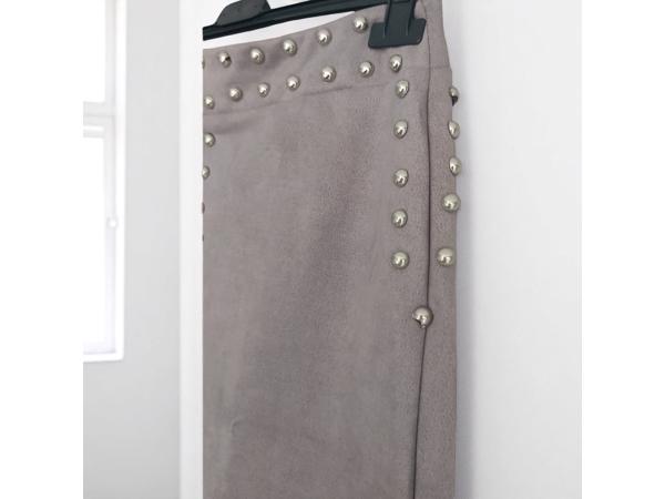 Suede zachte rok grijs met zilveren studs L