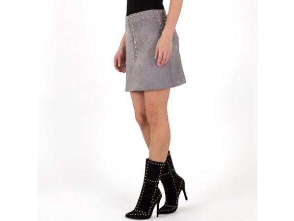 Suede zachte rok grijs met zilveren studs L