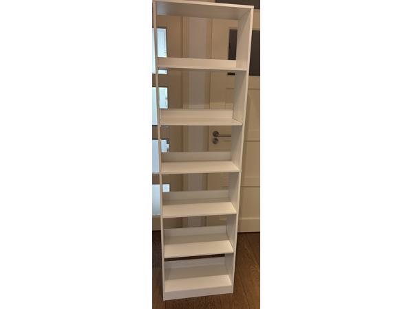 Witte boekenkast