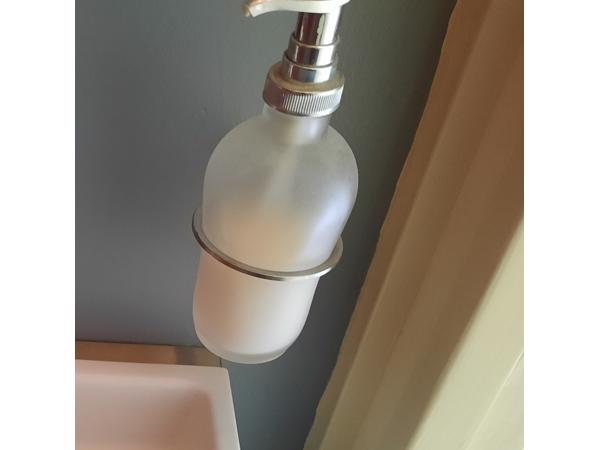 Toiletborstel, toiletrolhouder, zeeppomp, lamp