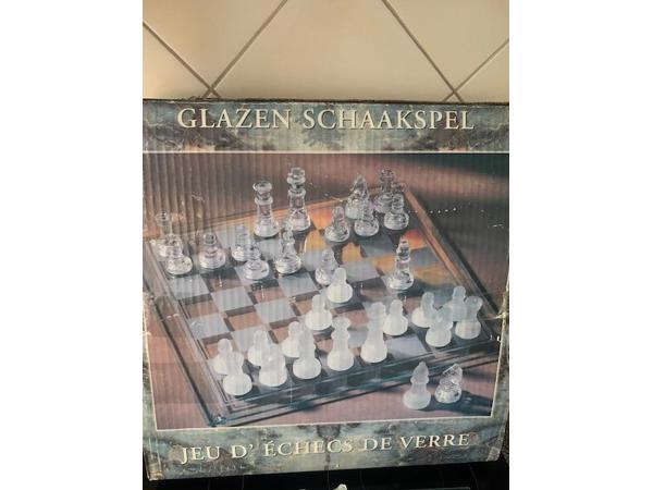 Glazen schaakspel