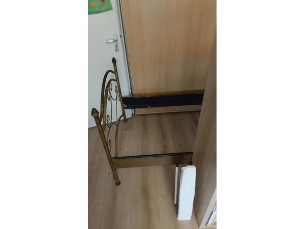Romantisch bedframe in goud en zwart. 200 x 90cm