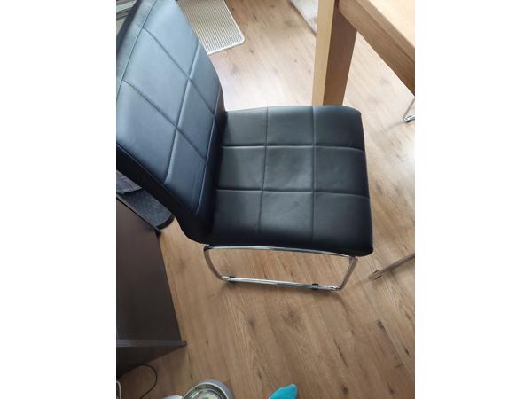 Eettafel en 4 stoelen (mag ook apart)