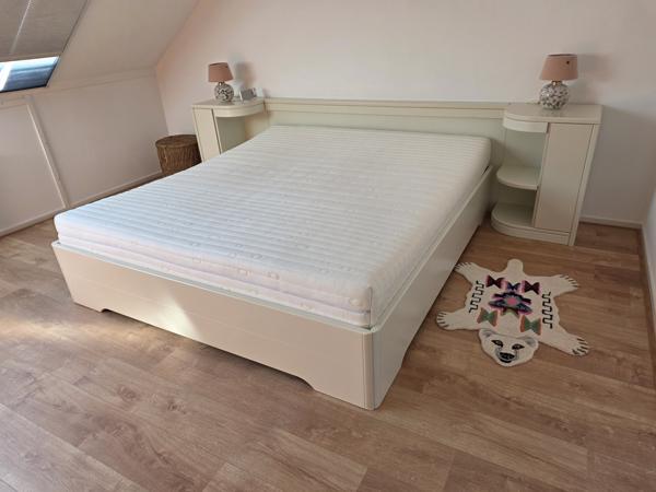 Nette tweepersoons bed