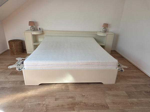 Nette tweepersoons bed