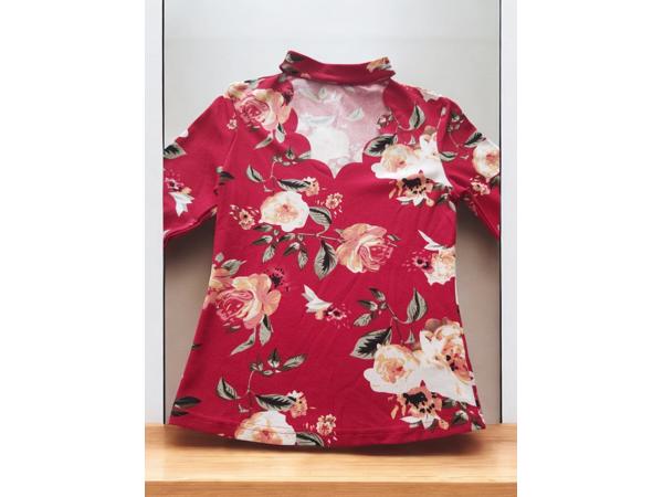 Stretchy top rood bloemenprint met hals koord M