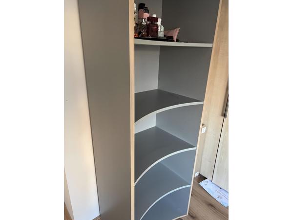 Lichtgrijze houten kast
