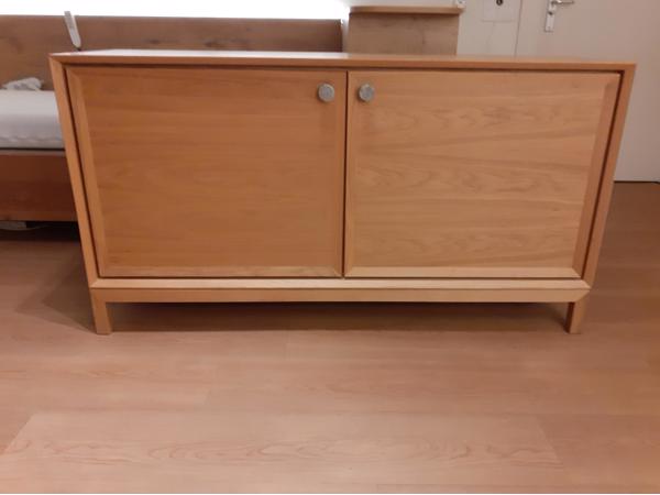 Dressoir, grote opbergkast van massief hout