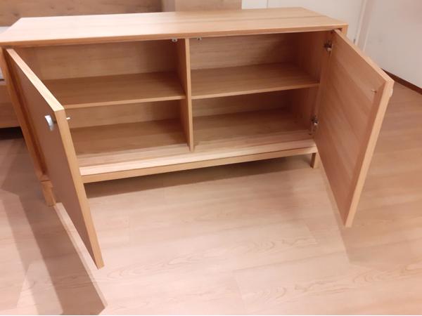 Dressoir, grote opbergkast van massief hout