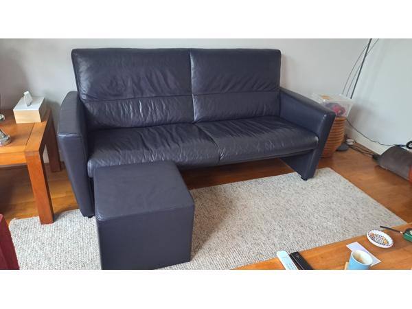 Donkerblauwe leren bank, met poef