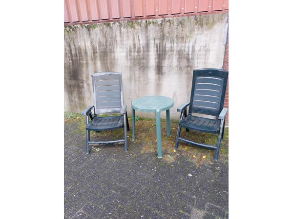 2 stoelen en tafel