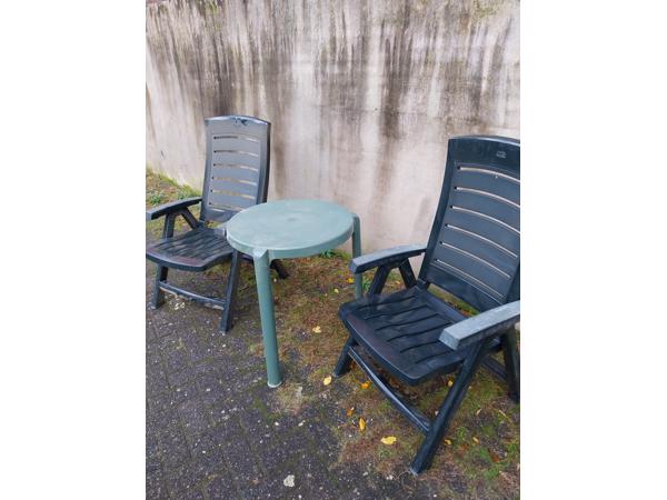 2 stoelen en tafel