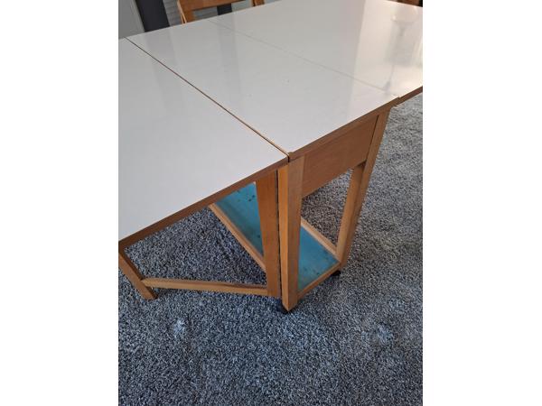 tafel uit/inklapbaar aan beide kanten 170x85 met 4 klapstoelen