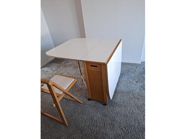tafel uit/inklapbaar aan beide kanten 170x85 met 4 klapstoelen