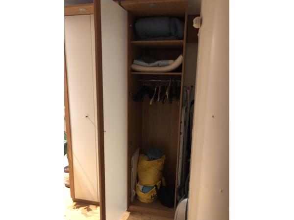 Kledingkast witte en glazen deuren (totaal 2 stuks)