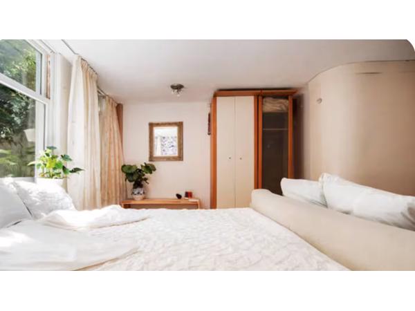 Kledingkast witte en glazen deuren (totaal 2 stuks)