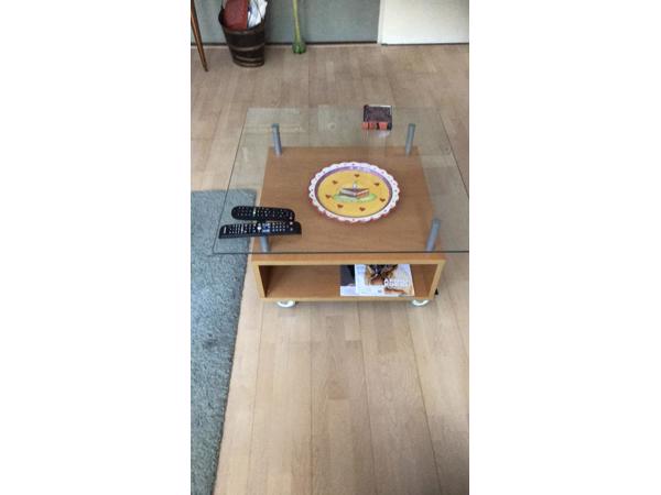 Salontafel met glasplaat en bergruimte