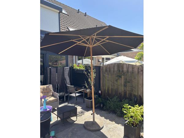 Parasol inclusief betonnenvoet