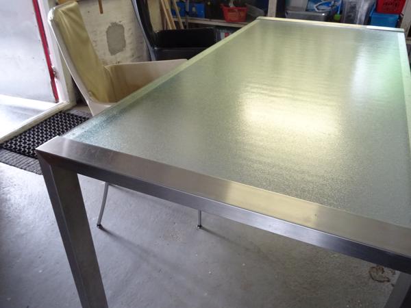 rvs eettafel. Frame rvs, het blad is van glas