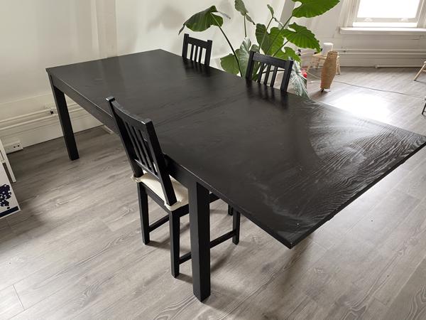 Tirannie haalbaar naakt Zwarte uitschuifbare IKEA eettafel 180x95cm + 3 stoelen in Leiden - Huis en  Inrichting, Tafels en Eethoeken - Markanda
