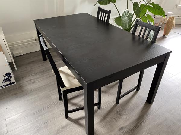 Zwarte uitschuifbare IKEA eettafel 180x95cm + 3 stoelen