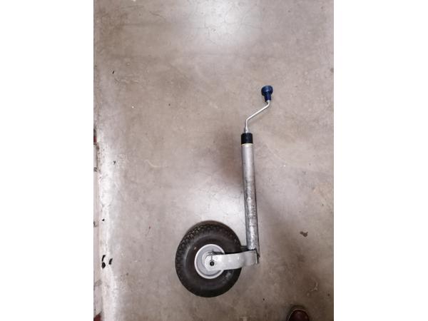 Caravan neuswiel - let op: bandje loopt leeg en splitpen moet worden vervangen.