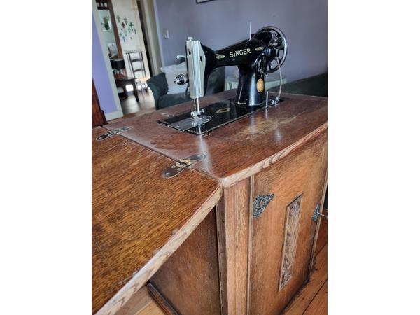 Singer naaimachine in kastje