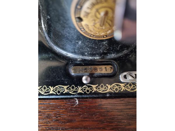 Singer naaimachine in kastje