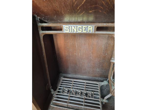 Singer naaimachine in kastje