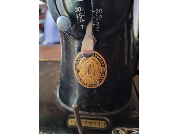 Singer naaimachine in kastje