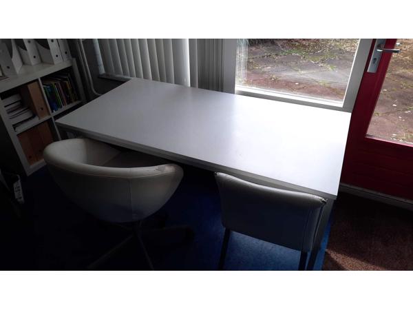 werktafels, oude schooltafels