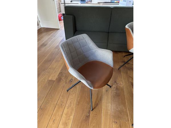 Ovale eettafel en 6 stoelen