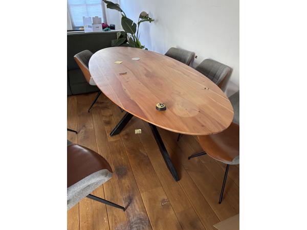 Ovale eettafel en 6 stoelen