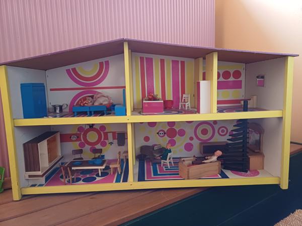 Poppenhuis jaren '70 stijl, volledig gemeubileerd.