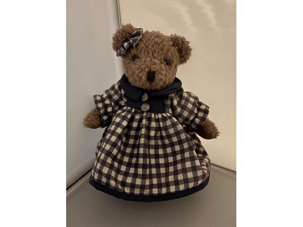 Schattig beertje met geblokt jurkje en strik 20 cm