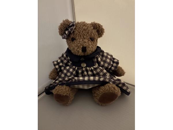 Schattig beertje met geblokt jurkje en strik 20 cm