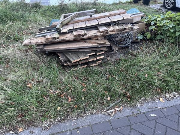 Afvalhout van een oud terras (steigerhout)