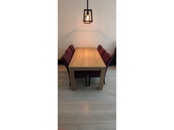 Eettafel met zes stoelen