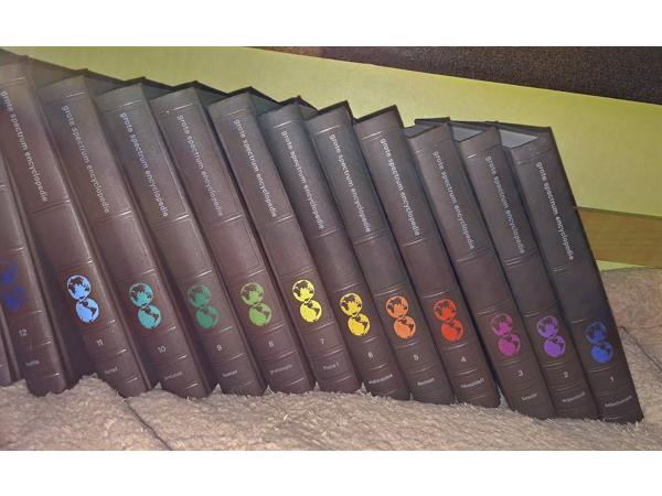 Spectrum encyclopedie 25 delen en grote atlas met 4 aanvullende delen
