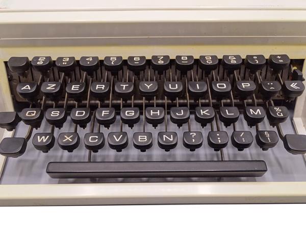 Olivetti Dora