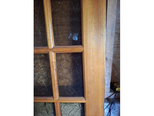 Eiken binnendeuren en kastdeuren met roedeverdeling en glas.