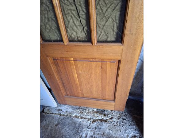 Eiken binnendeuren en kastdeuren met roedeverdeling en glas.