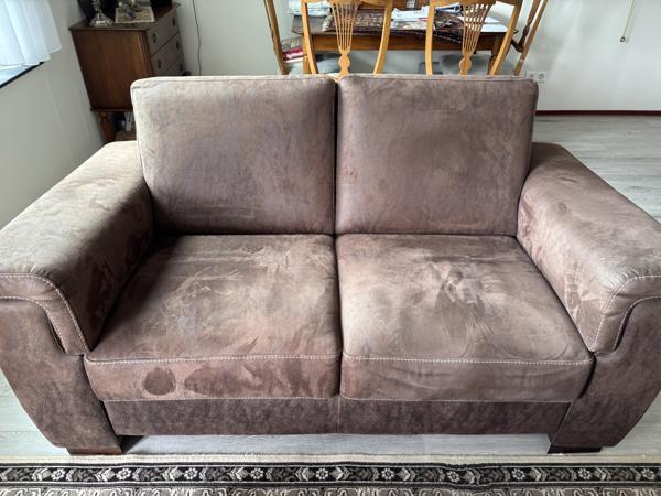 2 zit bank en stoel, Bankstel hoogte ca 87 cm, lengte ca 170 cm, diepte ca 90 cm  Op het bankstel zit een klein slijtplekje  Stoel hoogte ca. 87 cm, lengte ca. 95 cm, diepte ca. 90 cm,