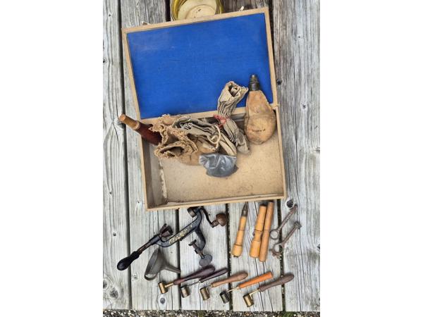 Antiek herlaad gereedschap met accessoires