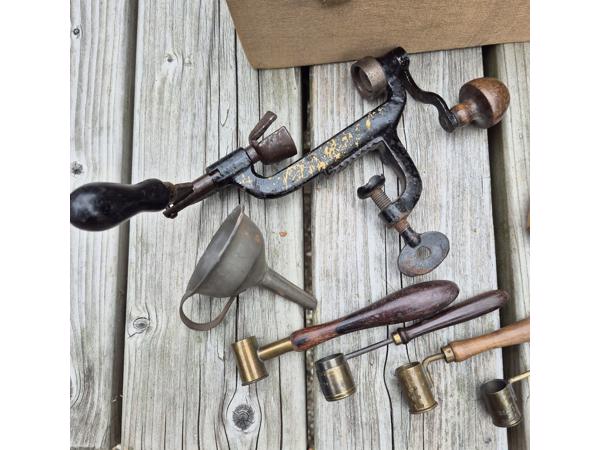 Antiek herlaad gereedschap met accessoires