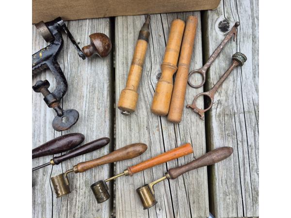 Antiek herlaad gereedschap met accessoires